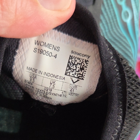 Saucony Women's Black and Green Athletic Shoes - Picture 2 of 8